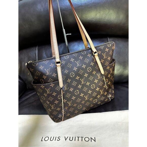Louis Vuitton Totally MM Tote - Picture 8 of 14